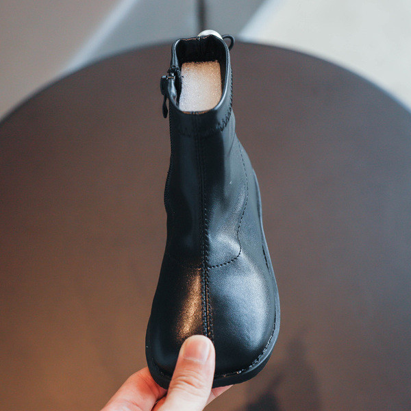 Paprastas vaikiškų batų modelis iš eko odos plokščiu padu