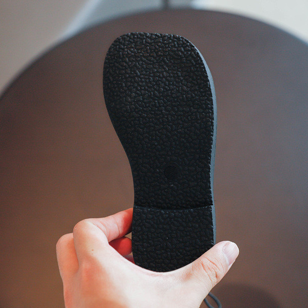 Paprastas vaikiškų batų modelis iš eko odos plokščiu padu