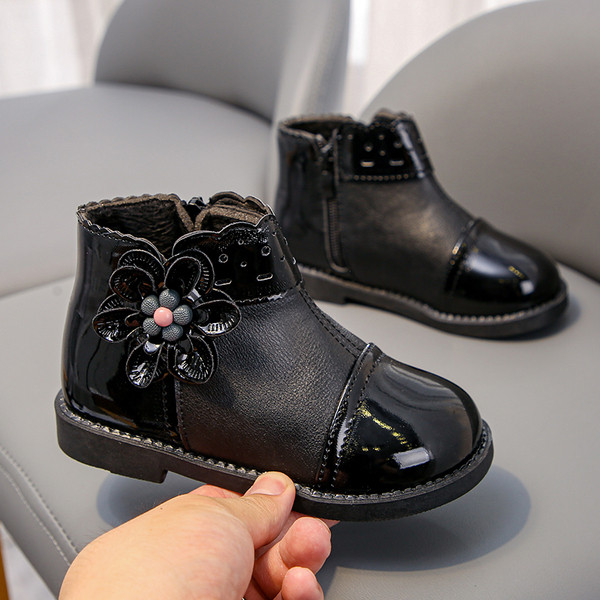 Naujas vaikiškų batų modelis su 3D elementu mergaitėms