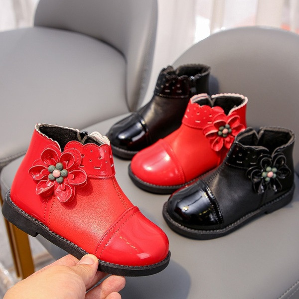 Naujas vaikiškų batų modelis su 3D elementu mergaitėms