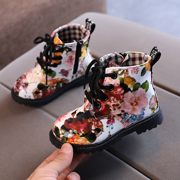 Moderne dječje čizme sa cvjetnim motivima i vezicama
