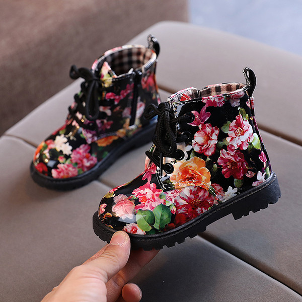 Moderne dječje čizme sa cvjetnim motivima i vezicama