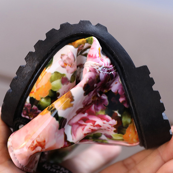 Moderne dječje čizme sa cvjetnim motivima i vezicama