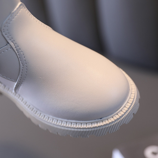 Naujas vaikiškų batų modelis iš eko odos su grubiu padu ir metaline sagtimi