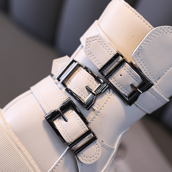 Naujas vaikiškų batų modelis iš eko odos su grubiu padu ir metaline sagtimi