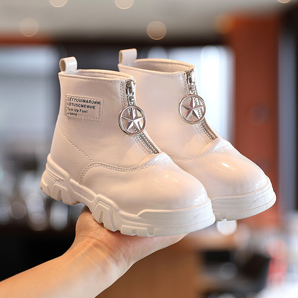 Praegused tõmbluku ja kirjadega lastesaapad tüdrukutele