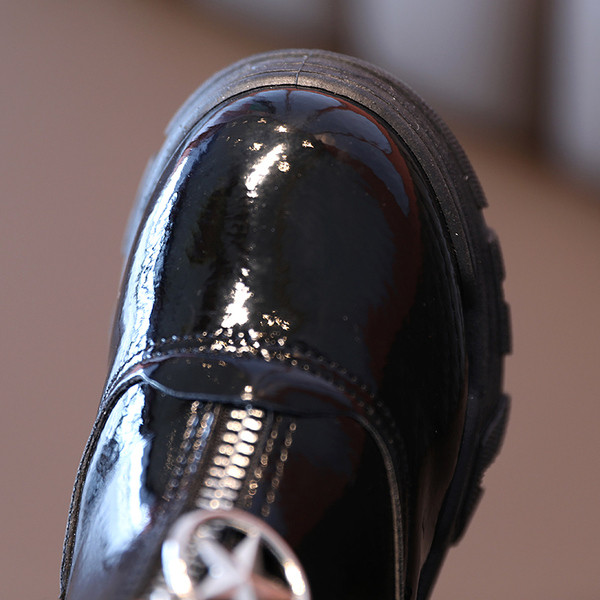 Praegused tõmbluku ja kirjadega lastesaapad tüdrukutele