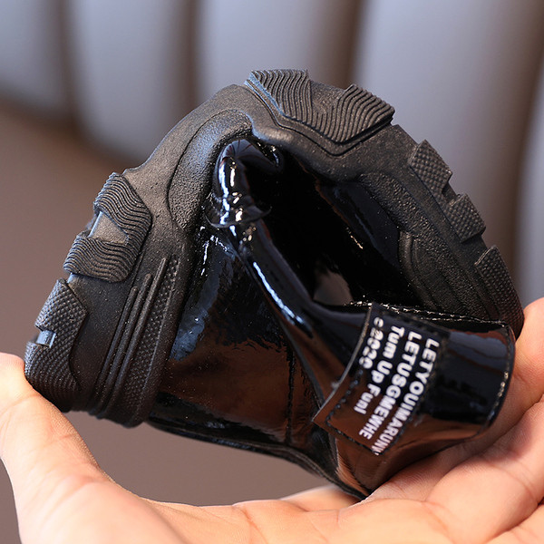 Praegused tõmbluku ja kirjadega lastesaapad tüdrukutele