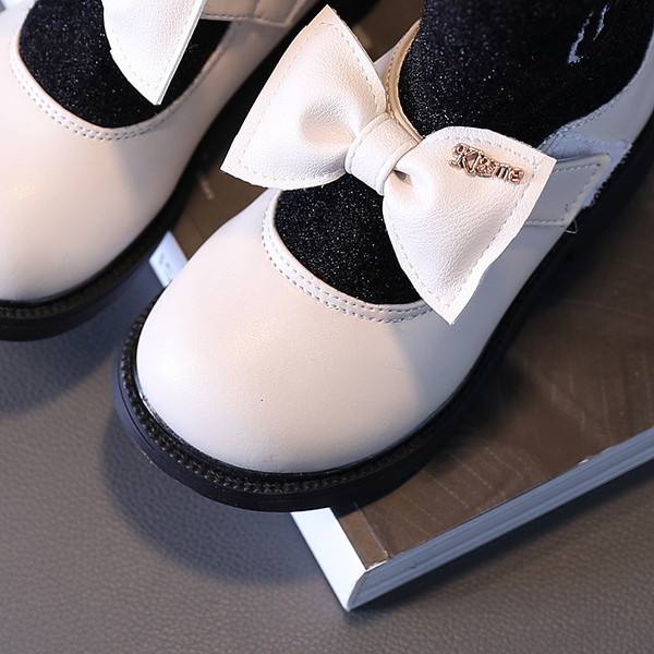 Laisvalaikiai vaikiški batai mergaitėms plokščiu padu ir kaspinu