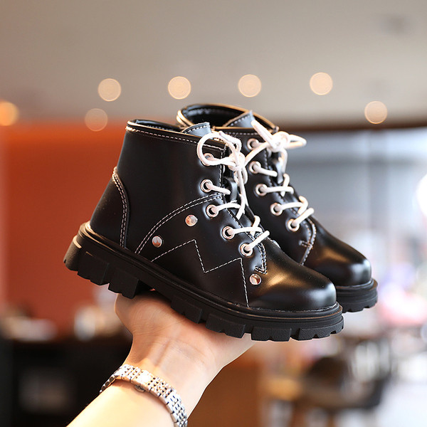 Praegused paelte ja kivikestega lastesaapad tüdrukutele