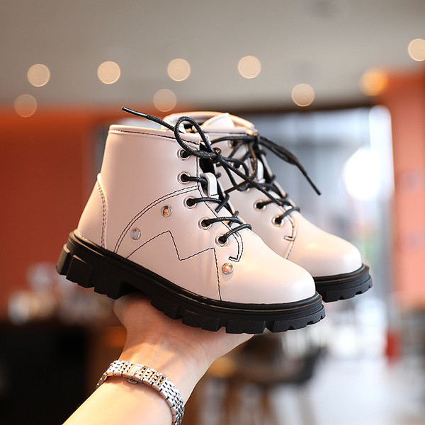 Praegused paelte ja kivikestega lastesaapad tüdrukutele