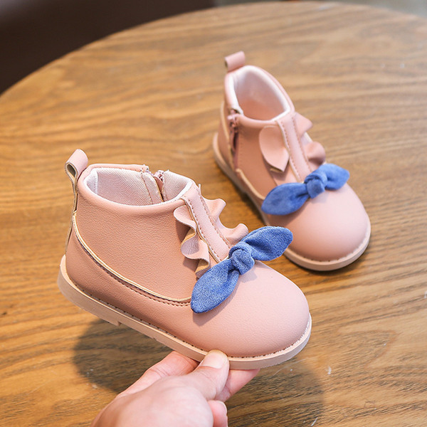 Naujas vaikiškų batų su kaspinu modelis mergaitėms