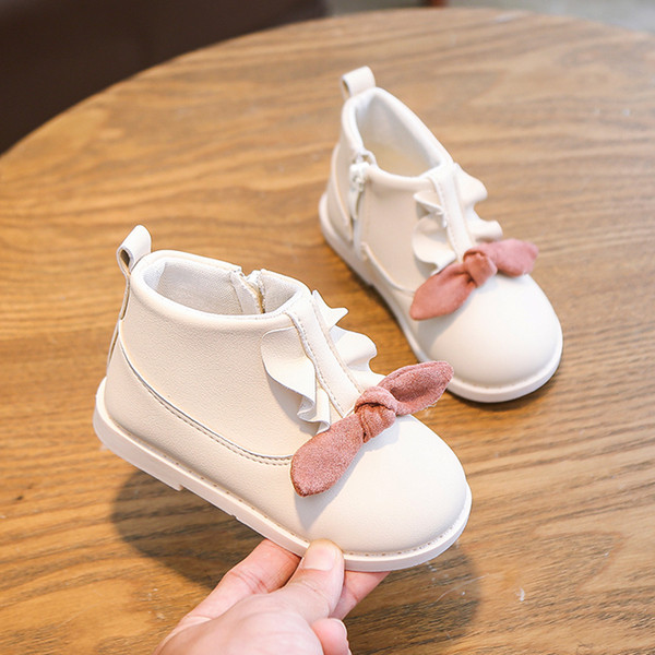 Naujas vaikiškų batų su kaspinu modelis mergaitėms