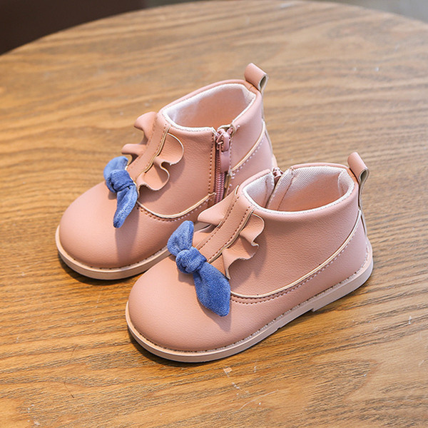Naujas vaikiškų batų su kaspinu modelis mergaitėms