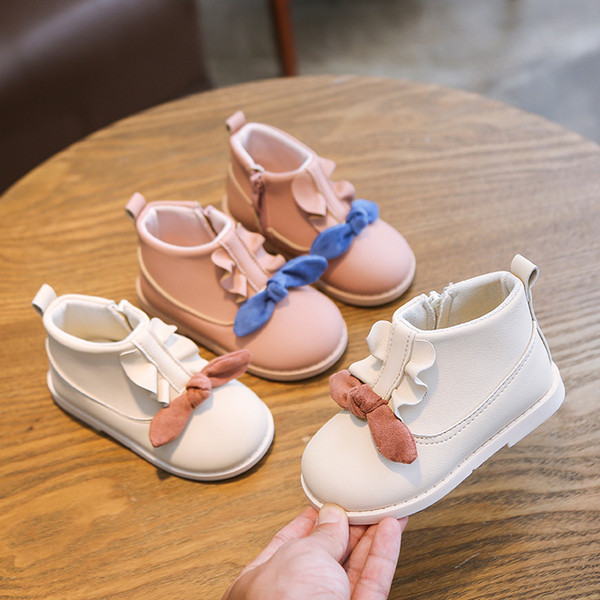 Naujas vaikiškų batų su kaspinu modelis mergaitėms