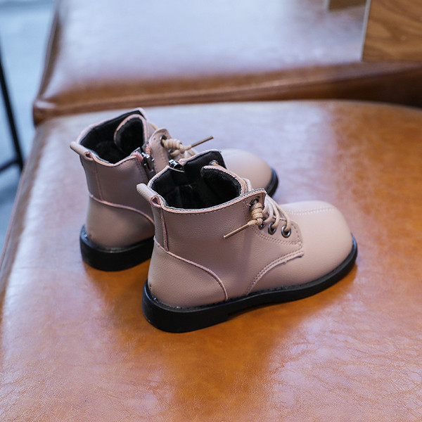 Hetkel lameda talla ja paeltega lastesaapad