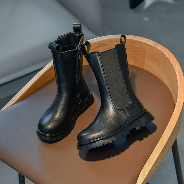 Lihtne mustjas ökonahast tüdrukute lastesaabaste mudel