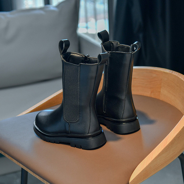 Lihtne mustjas ökonahast tüdrukute lastesaabaste mudel