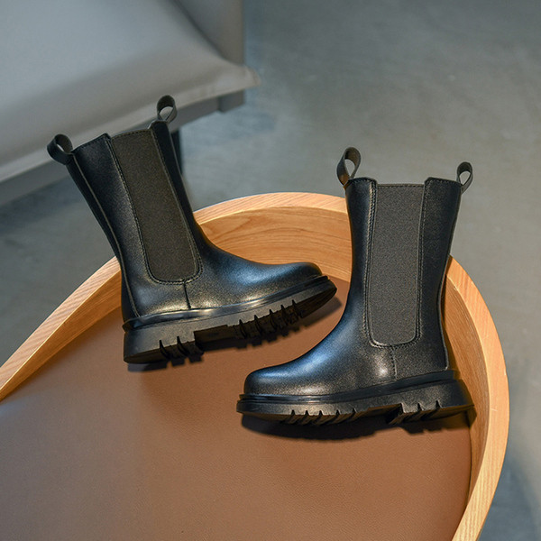 Lihtne mustjas ökonahast tüdrukute lastesaabaste mudel