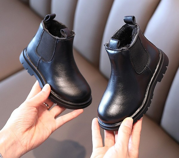 Moodsad lameda tallaga nahast lastesaapad tüdrukutele