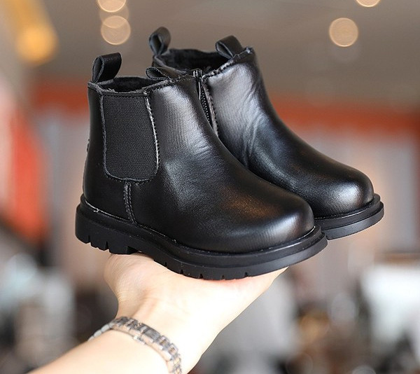 Moodsad lameda tallaga nahast lastesaapad tüdrukutele