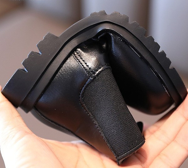 Moodsad lameda tallaga nahast lastesaapad tüdrukutele