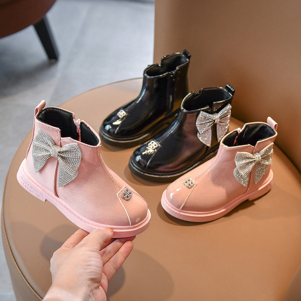 Aktualne dječje čizmice za djevojčice sa ravnim potplatom i trakom