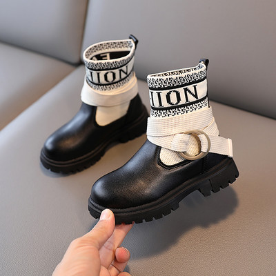 Moodsad kirjaga lastesaapad tüdrukutele