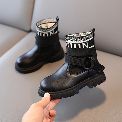 Moodsad kirjaga lastesaapad tüdrukutele