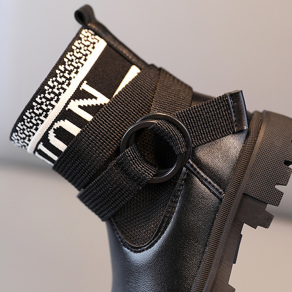 Moodsad kirjaga lastesaapad tüdrukutele