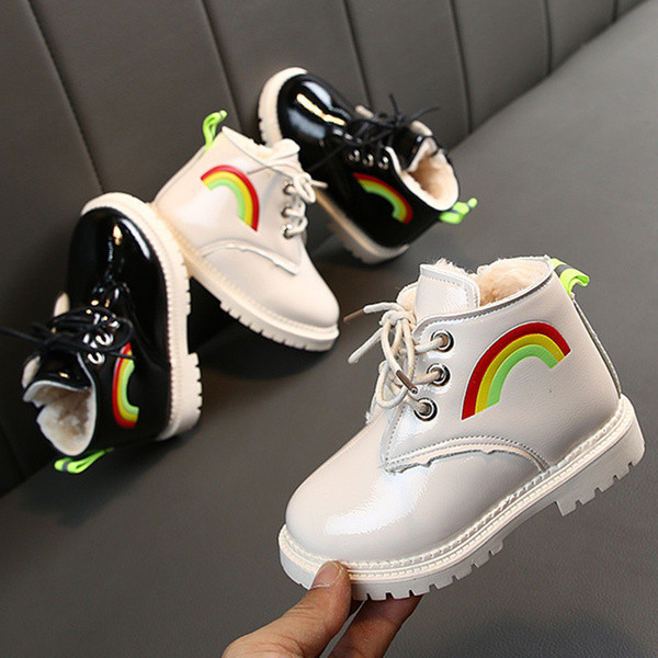 Naujas vaikiškų lakuotų batų modelis mergaitėms grubiu padu