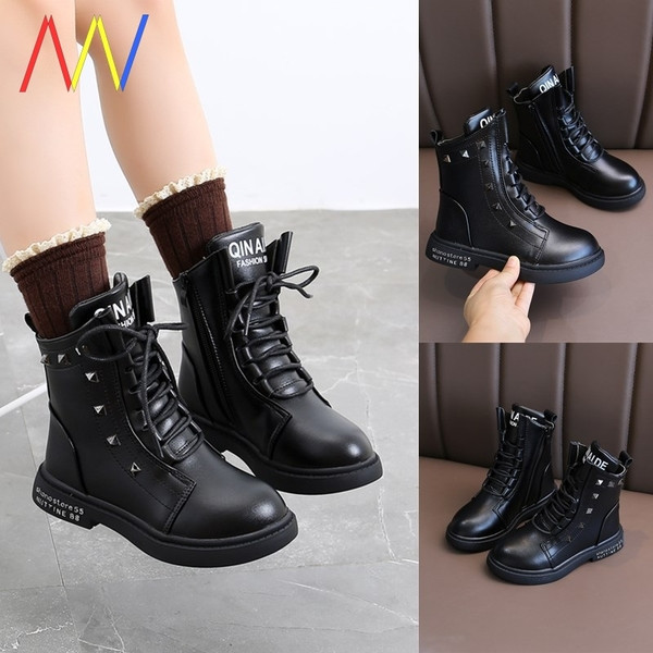 Šiuolaikiški vaikiški batai su metalinėmis kniedėmis ir užrašais