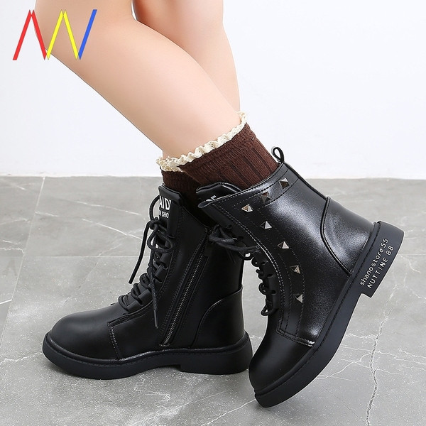 Šiuolaikiški vaikiški batai su metalinėmis kniedėmis ir užrašais