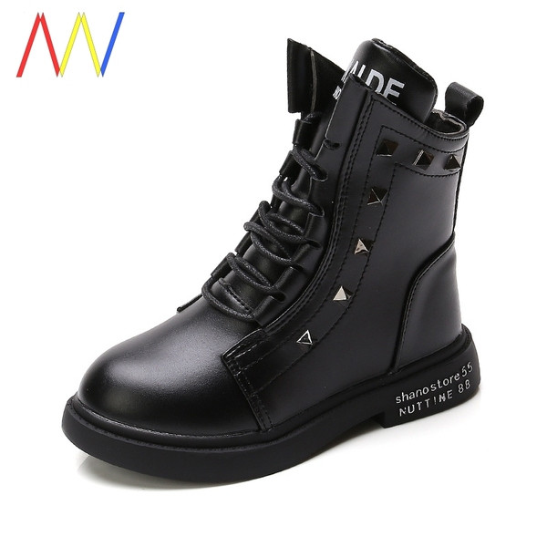 Šiuolaikiški vaikiški batai su metalinėmis kniedėmis ir užrašais