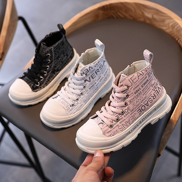 Lipsude ja kirjadega lastesaapad tüdrukutele