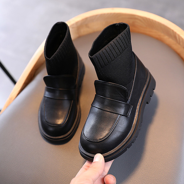 Καθημερινές παιδικές μπότες κάλτσας με μια τραχιά σόλα