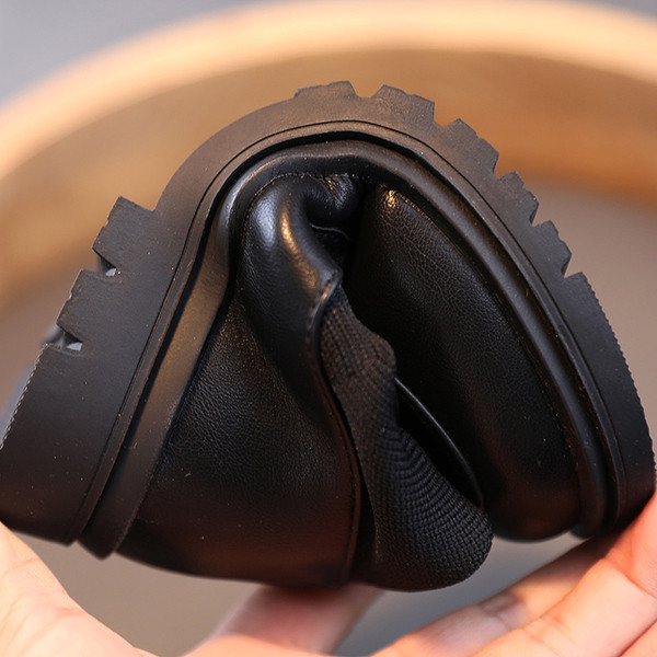 Καθημερινές παιδικές μπότες κάλτσας με μια τραχιά σόλα