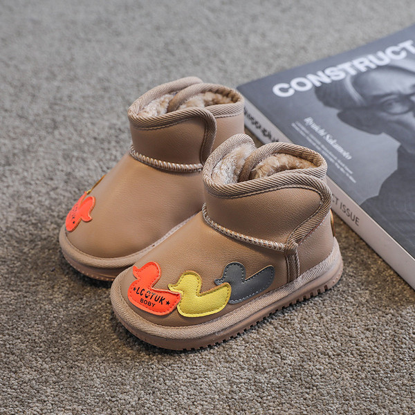 Παιδικές μπότες με μαλακή επένδυση και έμβλημα