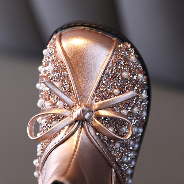 Μοντέρνες παιδικές μπότες για κορίτσια με διακοσμιτικές πέτρες και κορδέλα