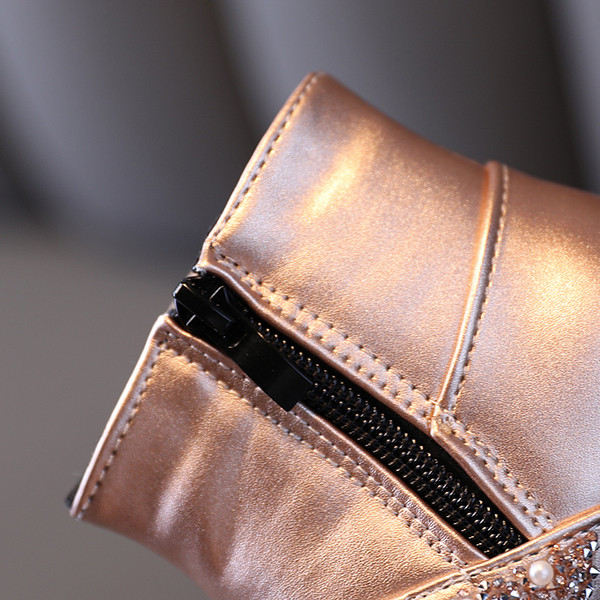 Μοντέρνες παιδικές μπότες για κορίτσια με διακοσμιτικές πέτρες και κορδέλα