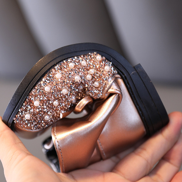 Μοντέρνες παιδικές μπότες για κορίτσια με διακοσμιτικές πέτρες και κορδέλα