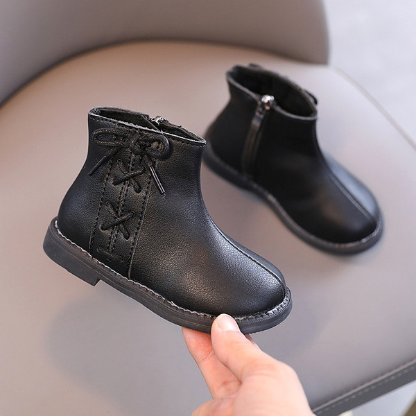 Παιδικές μπότες από οικολογικό δέρμα με σταυρωτούς δεσμούς