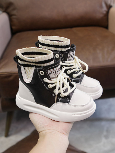 Παιδικές αθλητικές μπότες για κορίτσια με επίπεδη σόλα και κορδόνια