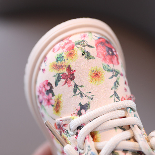 Πολύχρωμες παιδικές μπότες με κορδόνια και φερμουάρ