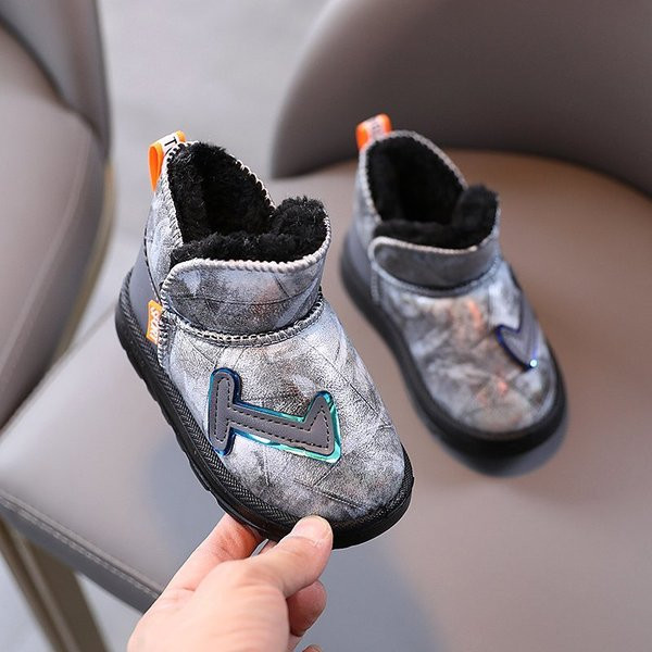 Нов модел зимни боти с топла подплата подходяща за момичета и момчета