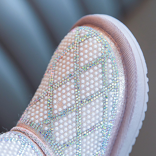 Šiuolaikiški vaikiški batai mergaitėms lygiais padais ir akmenukais