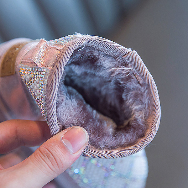 Šiuolaikiški vaikiški batai mergaitėms lygiais padais ir akmenukais