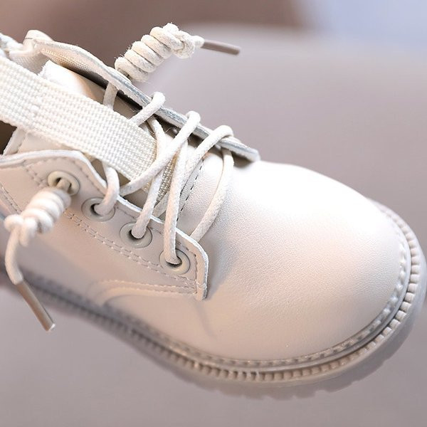 Детски боти с връзки и равна подметка в черен и бял цвят 