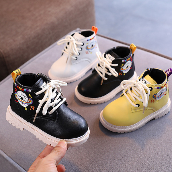 Детски боти от еко кожа с апликация и груба подметка