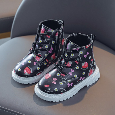 Alkalmi, színes gyerekcsizma fűzővel és lapos talppal